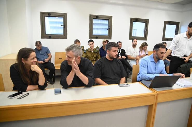 מימין: עו"ד רועי רוזן, סמנכ"ל הפועל ת"א ארז נעמן, המנכ"ל גיא פרימור ועו"ד יעל מרגלית (צילום: יאיר שגיא) הדיון המשמעתי באירועי הדרבי. מימין: עו"ד רועי רוזן, סמנכ"ל הפועל ת"א ארז נעמן, המנכ"ל גיא פרימור ועו"ד יעל מרגלית