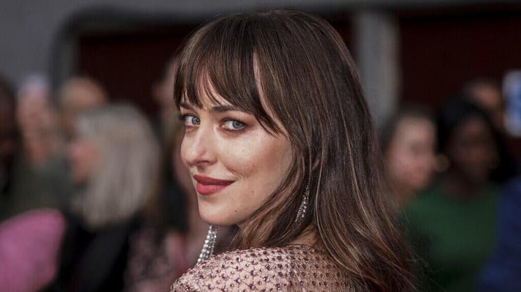 מצחיק זה טוב. דקוטה ג'ונסון (צילום: Joel C Ryan/Invision/AP) דקוטה ג'ונסון