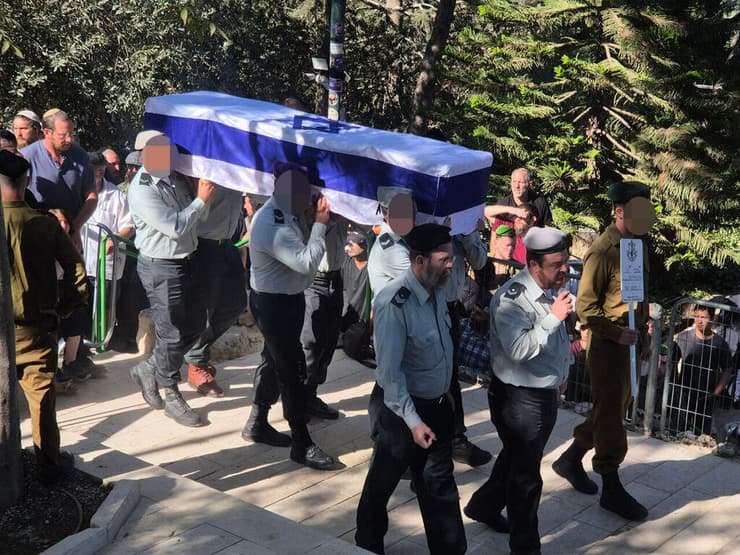 הלווייתו של רס"ר (במיל') אפי פלדבאום ז"ל (צילום: אלכס גמבורג) רס"ר במיל' אפי פלדבאום ז"ל מובא למנוחות