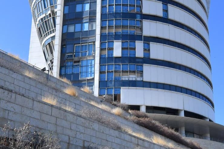 הנזק לבניין (צילום: נחום סגל) בניין הטיל בחיפה, בו ישבה פרקליטות מחוז חיפה, נפגע מטיל איראני במהלך המלחמה