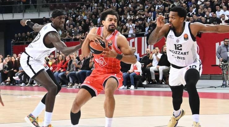 קולין מלקולם בין שני שחקני פרטיזן בלגרד (ראובן שוורץ) קולין מלקולם בין שני שחקני פרטיזן בלגרד