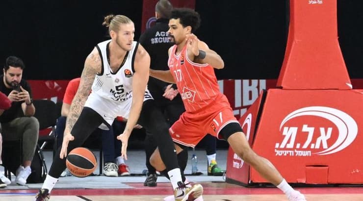 קולין מלקולם שומר על דילן אוסטקובסקי (ראובן שוורץ) קולין מלקולם שומר על דילן אוסטקובסקי