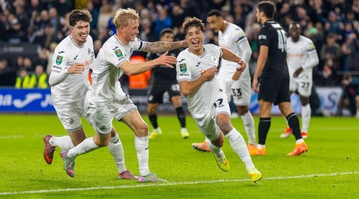 שחקני סוונסי חוגגים (IMAGO) שחקני סוונסי חוגגים