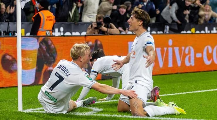 שחקני סוונסי חוגגים (IMAGO) שחקני סוונסי חוגגים