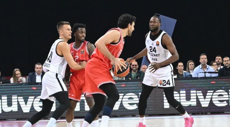 וסיליה מיציץ' בפעולה (ראובן שוורץ) וסיליה מיציץ' בפעולה