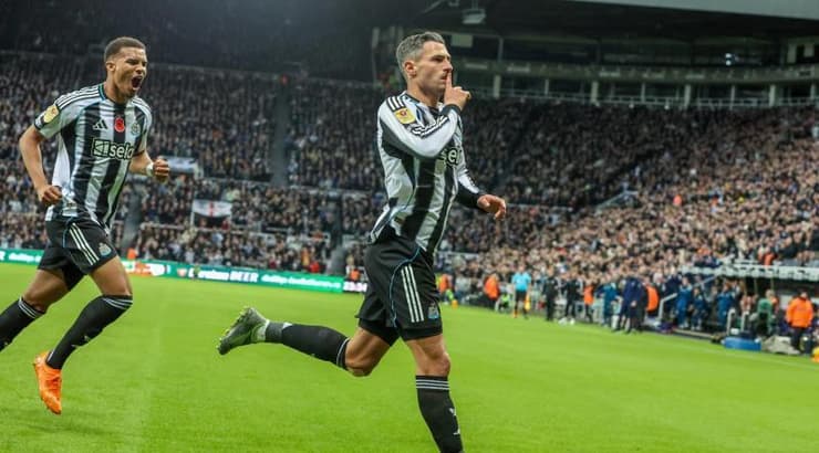 פביאן שאר ושחקני ניוקאסל חוגגים (IMAGO) פביאן שאר ושחקני ניוקאסל חוגגים