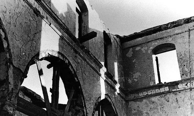 בית הכנסת בכפר זאוויה, שנשרף כליל (צילום: באדיבות מרכז "אור שלום" – מרכז לשימור מורשת יהדות לוב ולהנחלתה, אנו - מוזיאון העם היהודי) בית הכנסת בכפר זאוויה, שנשרף כליל