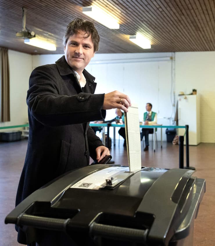 מנהיג הנוצרים הדמוקרטים הנרי בוטנבל מצביע בקלפי. הפופולרי ביותר, חביב גם על מצביעי מפלגות אחרות (צילום: Remko de Waal / ANP / AFP) בחירות הולנד קלפי מנהיג הנוצרים הדמוקרטים הנרי בונטנבל