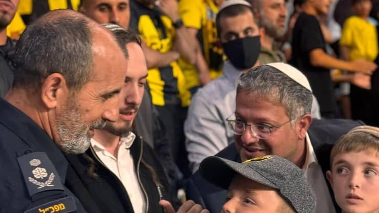 המפכ"ל ובן גביר במשחק המפכ"ל ובן גביר במשחק של בית"ר