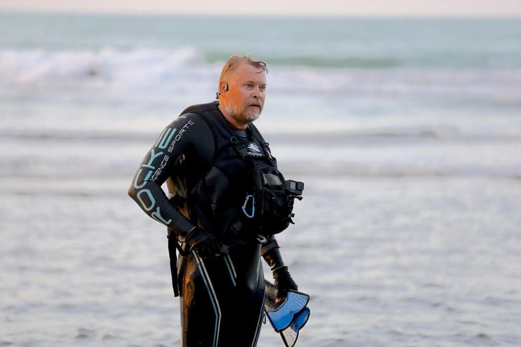בושבי בחציית הים הכספי (צילום: Resul Rehimov/Anadolu via Getty Images) קארל בושבי