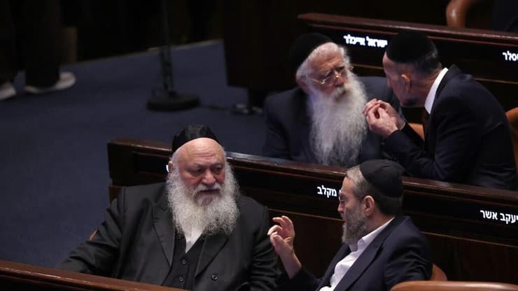 זועמים ומעלים דרישות. ח"כים חרדים במליאת הכנסת (צילום: אלכס קולומויסקי) מליאת הכנסת