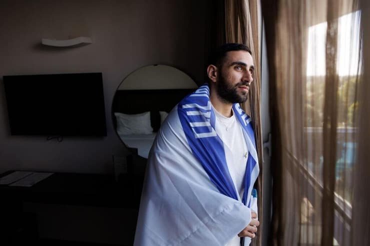 שורד השבי שגב כלפון לאחר שחרורו מהשבי (צילום: זיו קורן) שורד השבי שגב כלפון ששוחר בעסקה משבי החמאס לאחר 738 ימים