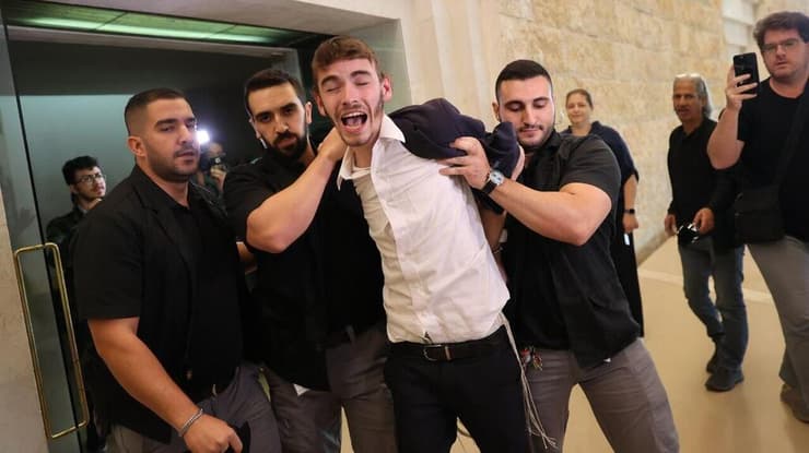 צילום: אלכס קולומויסקי חרדים התפרצו לאולם בית המשפט העליון