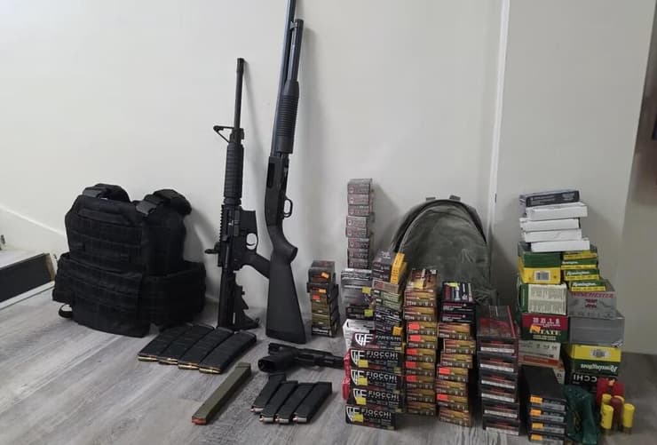 כלי הנשק שנתפסו (צילום: Clarke County Sheriff's Office) ג'רמי ויין שומייקר, חשוד בתכנון מתקפה על בתי כנסת באלבמה