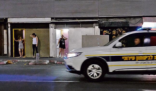 ניידת לצד נשים במעגל הזנות. ארכיון (צילום: שאול גולן) yk14563172