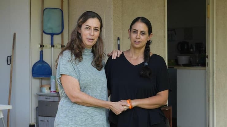 "אפשר שיהיה בית שמח, זה לא מוריד מהכאב". עופרי ביבס ואיילת גולדין (צילום: אפי שריר ) עפרי ביבס ואיילת גולדין, במפגש ושיחה משותפת