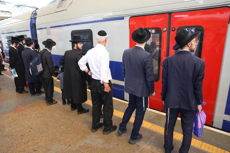 גידול בכוחו של הציבור הדתי (צילום ארכיון: דנה קופל) חרדים תחנת רכבת סבידור מרכז בדרך לעצרת בירושלים