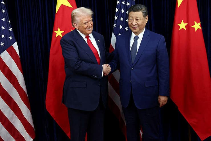 נשיא ארה"ב דונלד טראמפ נפגש עם נשיא סין שי ג'ינפינג בדרום קוריאה