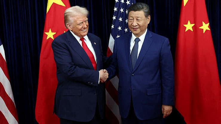 טראמפ ושי לוחצים ידיים. הנשיא האמריקני הפחית אחר כך את המכסים על סין (צילום: EVELYN HOCKSTEIN \ REUTERS) נשיא ארה"ב דונלד טראמפ נפגש עם נשיא סין שי ג'ינפינג בדרום קוריאה