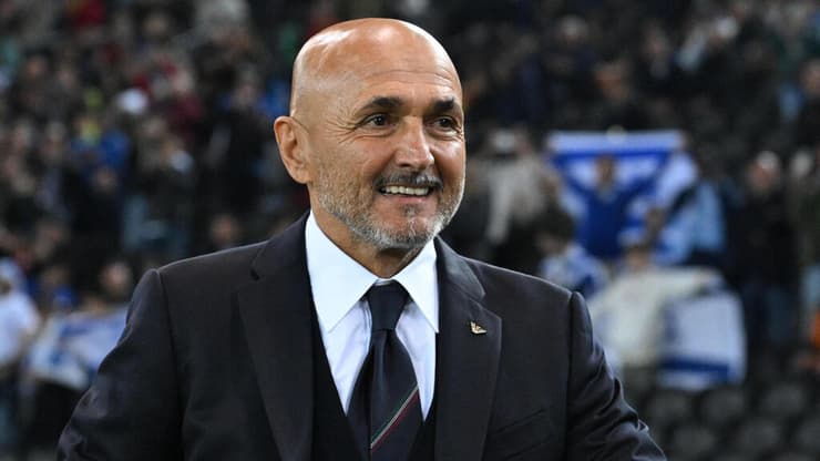 חוזר לליגה האיטלקית. ספאלטי (צילום: Tiziana FABI / AFP) לוצ'אנו ספאלטי