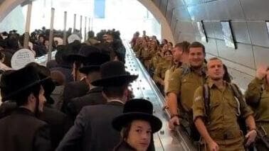 בית הכנסת בתחנה מרכזית בירושלים בדרך לעצרת מפגינים חרדים בירושלים