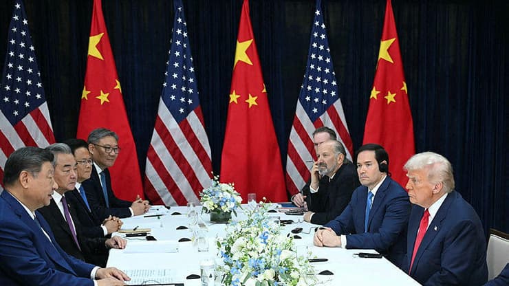 הנשיאים ושתי המשלחות בבוסאן שבדרום קוריאה (צילום: ANDREW CABALLERO-REYNOLDS / AFP) נשיא ארה"ב דונלד טראמפ נפגש עם נשיא סין שי ג'ינפינג בדרום קוריאה