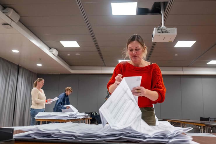 צילום: Lina Selg / ANP / AFP סופרים קולות קלפי בחירות הולנד האג