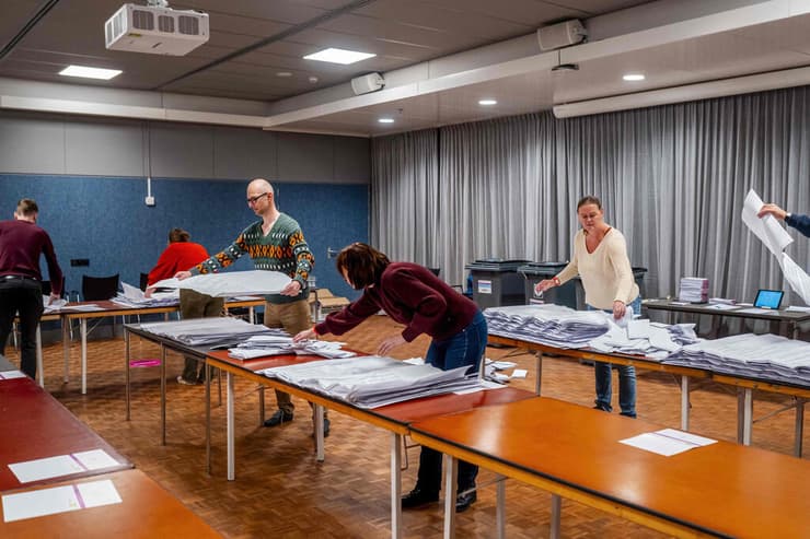 צילום: Lina Selg / ANP / AFP סופרים קולות קלפי בחירות הולנד האג