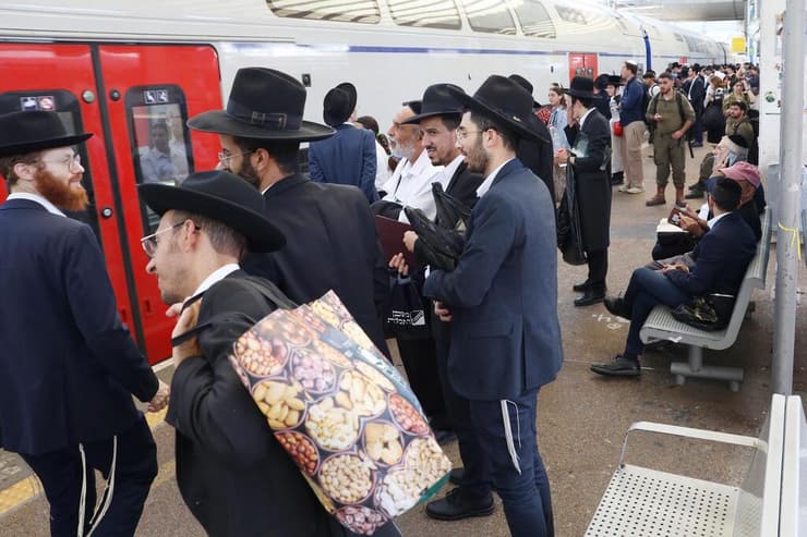 חרדים תחנת רכבת סבידור מרכז בדרך לעצרת בירושלים