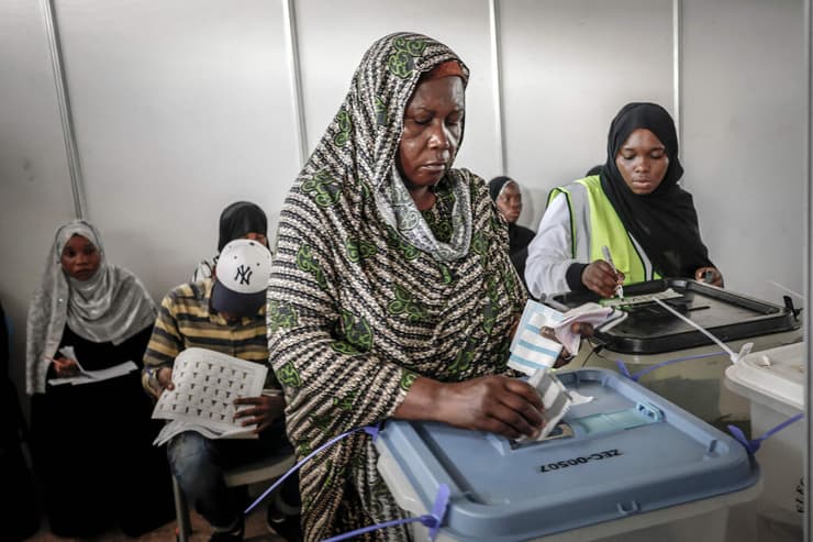 בקלפי אתמול בטנזניה. תומכיה של חסן מכנים אותה "מאמא סמיה" (צילום: MARCO LONGARI / AFP) קלפי בחירות טנזניה 29 באוקטובר
