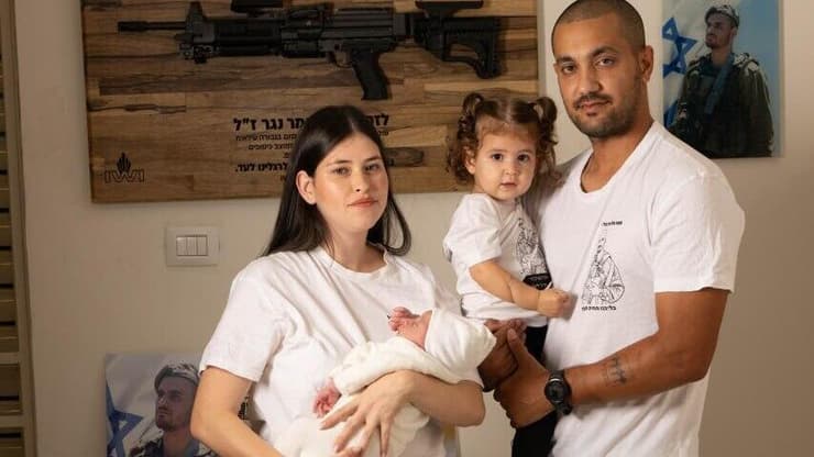 "למדנו לחיות בין עצב לשמחה". עדן ושני נגר עם ילדיהם, שי-לי ותומר (צילום: יובל חן) בנו של האח השכול, עדן נגר, שנקרא על שם הדוד שלא יכיר - תומר נגר ז״ל