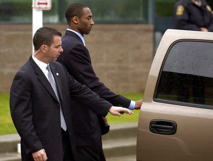 כבר לא נעים להזכיר. בראיינט (צילום: AP Photo/Tony Gutierrez) קובי בראיינט יוצא מדיון משפטי באיגל קולורדו