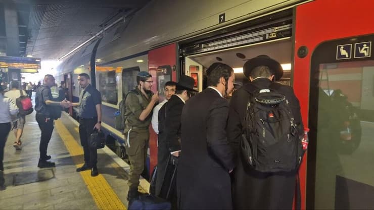 עולים לרכבת לירושלים, בתחנת ההגנה (צילום: שילה פריד) תחנת ההגנה ברכבת לירושלים