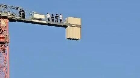 מפגינים מטפסים על עגורנים