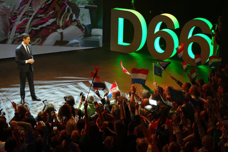 יטן בן ה-38 מול תומכיו הלילה, בעיר ליידן. בדרך להפוך לראש הממשלה הצעיר ביותר של הולנד - והומו המוצהר הראשון בתפקיד (צילום: AP Photo/Peter Dejong) רוב יטן מנהיג מפלגת המרכז D66 באירוע ניצחון בחירות הולנד בעיר ליידן