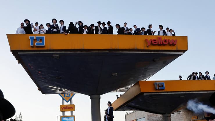 תחנות דלק, מרפסות ועגורנים. המונים טיפסו לגובה (צילום: REUTERS/Ammar Awad) מחאת חרדים בירושלים