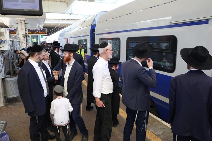 חרדים תחנת רכבת סבידור מרכז בדרך לעצרת בירושלים