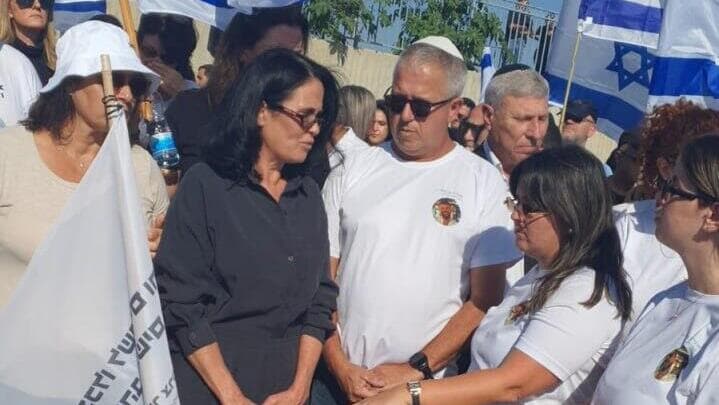 צילום: פאול אורלייב הארגז שבו חלקי הגופה ויורד לקבר