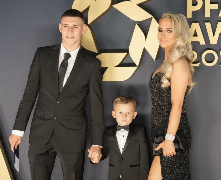 "כולנו מרגישים מצוין". פודן קוק ובנם רוני (צילום: Christopher Furlong/Getty Images) פיל פודן בת זוגו רבקה קוק ובנם רוני