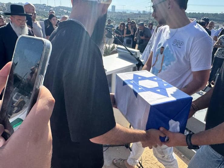 צילום: איתן גליקמן הארגז שבו חלקי הגופה ויורד לקבר
