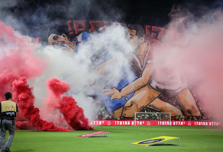 אבוקות בהפועל ת"א נגד מכבי ת"א (צילום: עוז מועלם) אבוקות בהפועל ת"א נגד מכבי ת"א