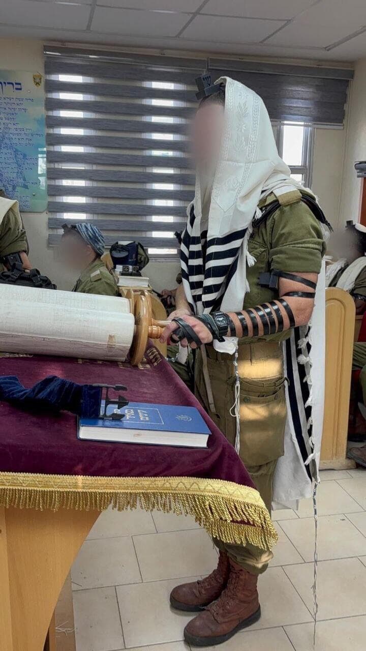 ר' בתפילה (צילום: דובר צה"ל) רפאל מייזל בתפילה