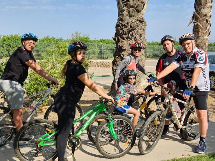 יהב ז"ל (מצד שמאל במכנסיים אפורים) ומשפחתו ב"סובב כנרת" ב-2022 (צילום: באדיבות המשפחה) יהב מעיין ז"ל (מצד שמאל במכנסיים אפורים) ומשפחתו ב"סובב כנרת" בשנת 2022