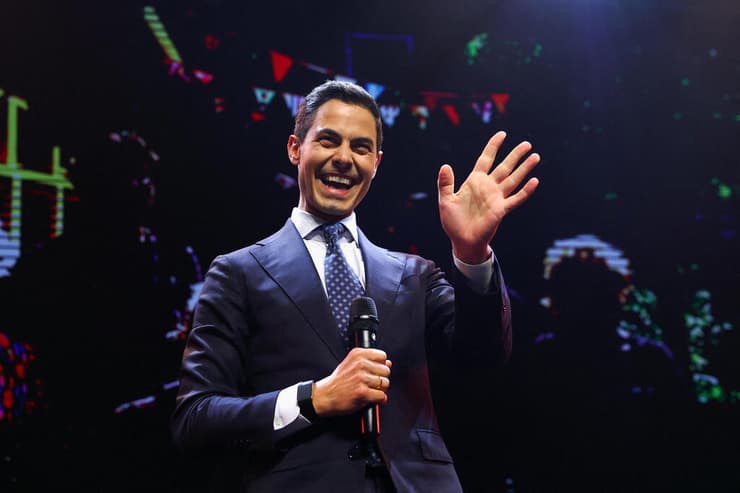 צילום: REUTERS/Piroschka van de Wouw רוב יטן מנהיג מפלגת המרכז D66 באירוע ניצחון בחירות הולנד בעיר ליידן