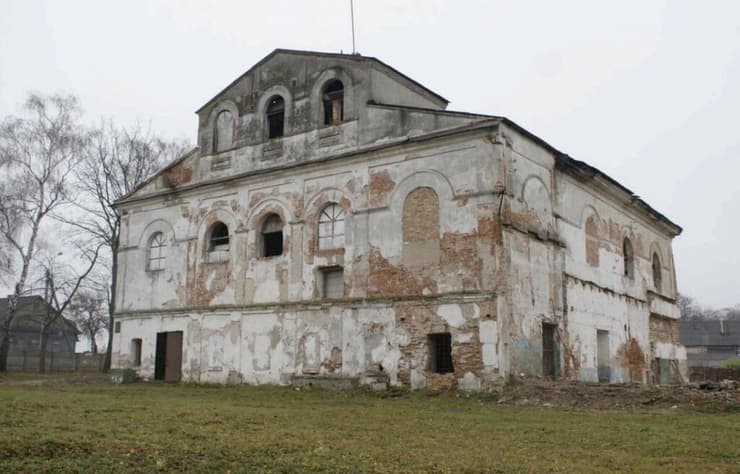 בית הכנסת העתיק בקורבין, כפי שהוצג במכירה הפומבית הקודמת (צילום: e-auction) בית הכנסת העתיק בקורבין, כפי שהוצג במכירה הפומבית הקודמת
