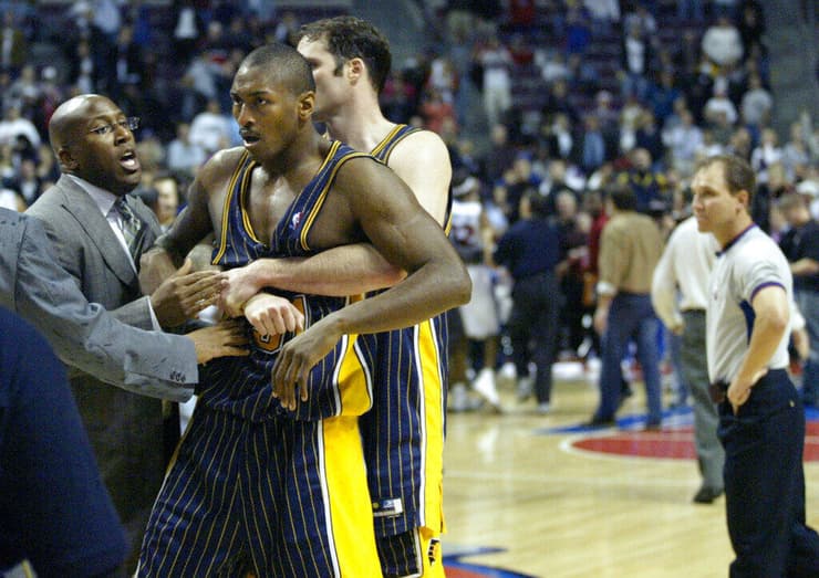 עלה ליציע כדי ללכת מכות עם אוהדים. ארטסט נבלם על ידי אוסטין קרושיר (צילום: AP Photo/Duane Burleson, File) רון ארטסט מאינדיאנה פייסרס נבלם על ידי אוסטין קרושיר