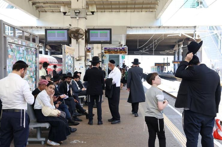 חרדים תחנת רכבת סבידור מרכז בדרך לעצרת בירושלים