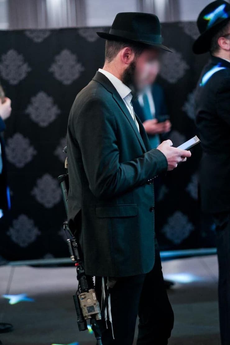 לא מראה נפוץ. צ' עם נשק (צילום: דובר צה"ל) לא מראה נפוץ. גוטמר עם נשק