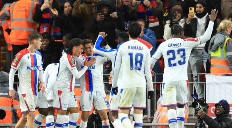 שחקני קריסטל פאלאס חוגגים (IMAGO) שחקני קריסטל פאלאס חוגגים