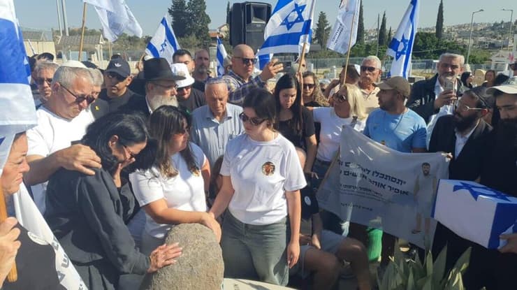 צילום: פאול אורלייב הארגז שבו חלקי הגופה ויורד לקבר